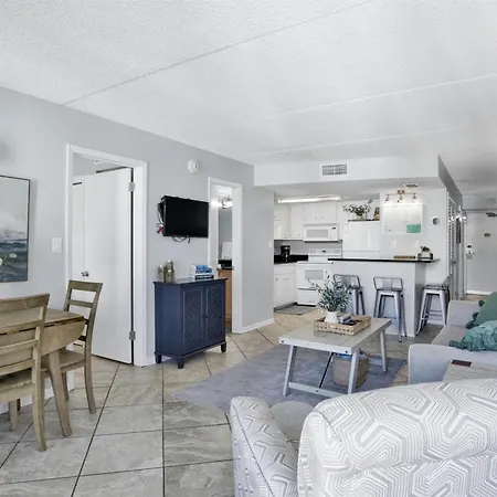 Condo On The Beach- Walk To Restaurants, Shops And Activities.