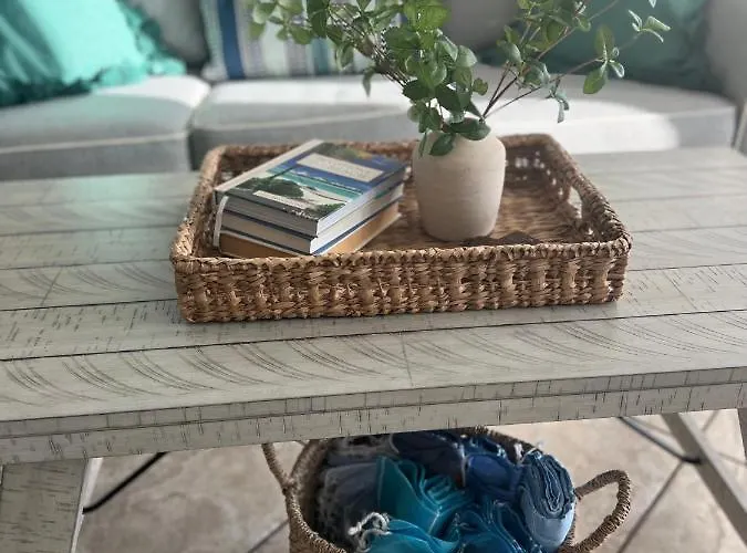 Apartment On The Beach- Walk To Restaurants, Shops And Activities.