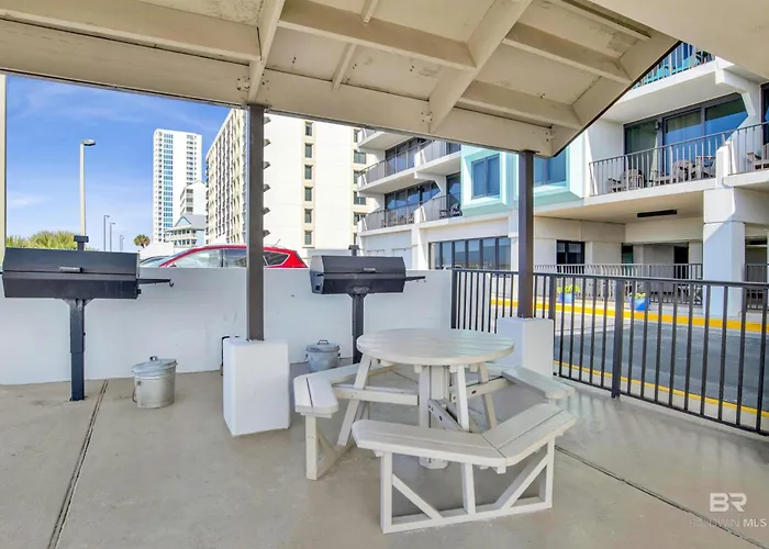 Apartment On The Beach- Walk To Restaurants, Shops And Activities.
