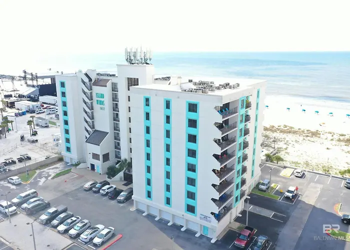 On The Beach- Walk To Restaurants, Shops And Activities. Apartment