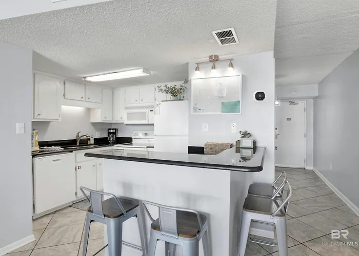 Apartment On The Beach- Walk To Restaurants, Shops And Activities.