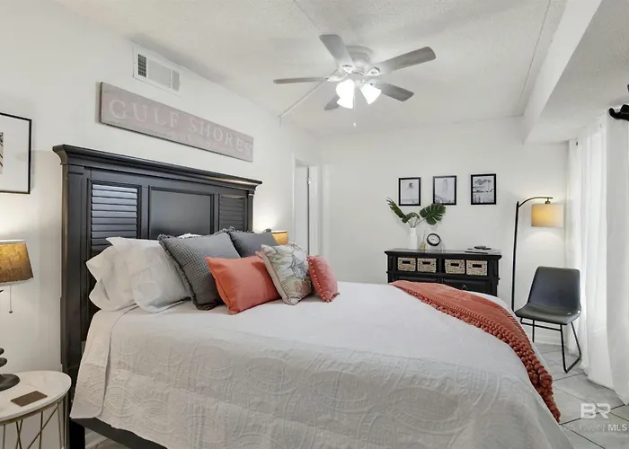Apartment On The Beach- Walk To Restaurants, Shops And Activities. Gulf Shores