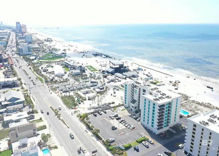 On The Beach- Walk To Restaurants, Shops And Activities. Apartment