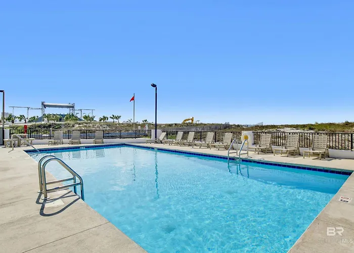 On The Beach- Walk To Restaurants, Shops And Activities. Apartment Gulf Shores