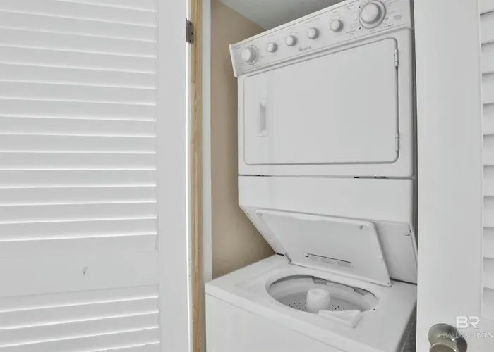 On The Beach- Walk To Restaurants, Shops And Activities. Apartment Gulf Shores